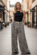 Närbild shoppinggata leopard