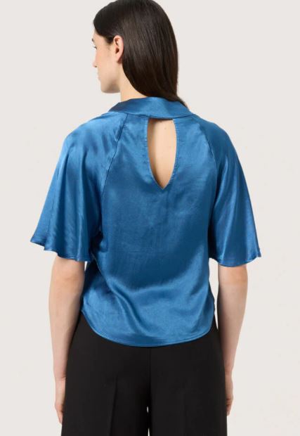Soaked in Luxury Blå Satin Topp