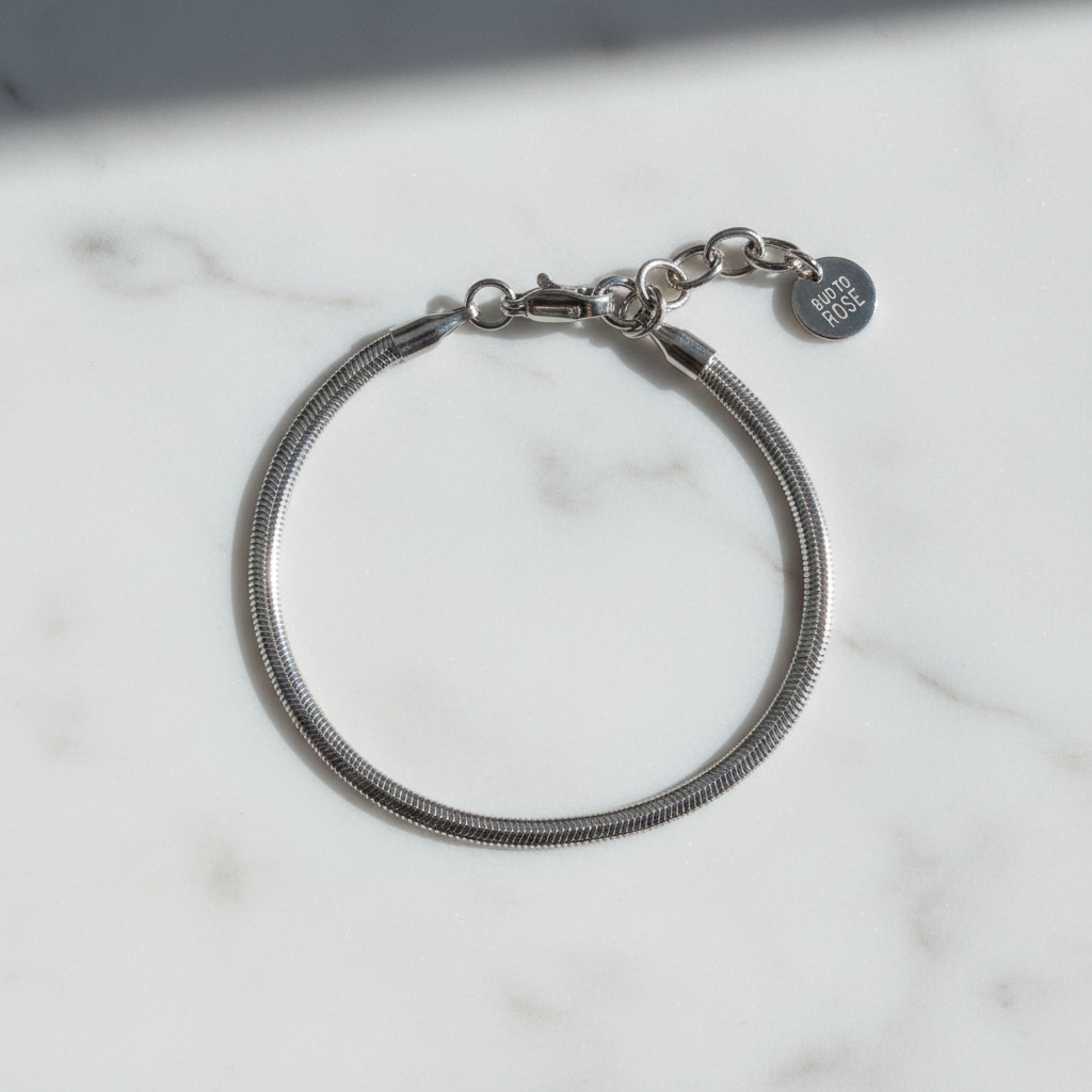 Ormkedjearmband på marmor