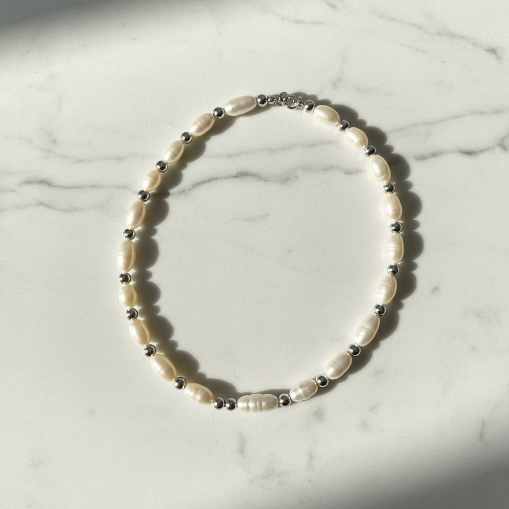 Pärlhalsband på marmor