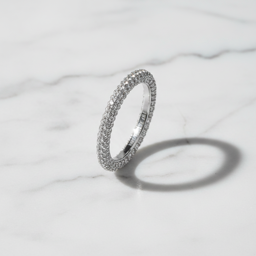 Pavé ring på marmor