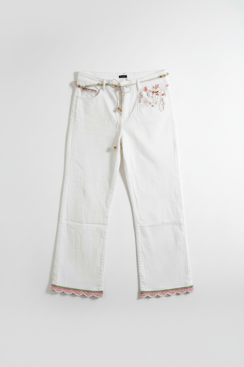 Produktbild av vita broderade jeans