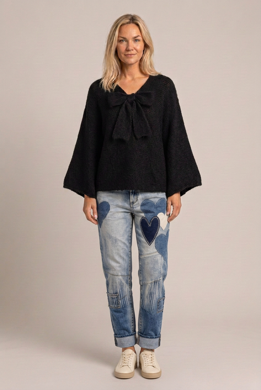 Rosetten framtill med hjärtjeans och sneakers