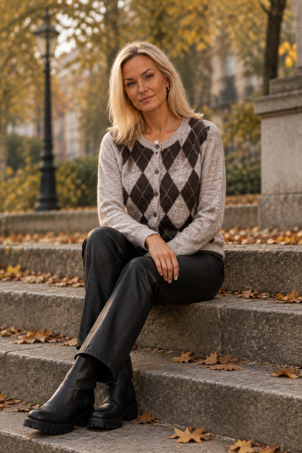 Sittande pose med samma svarta outfit