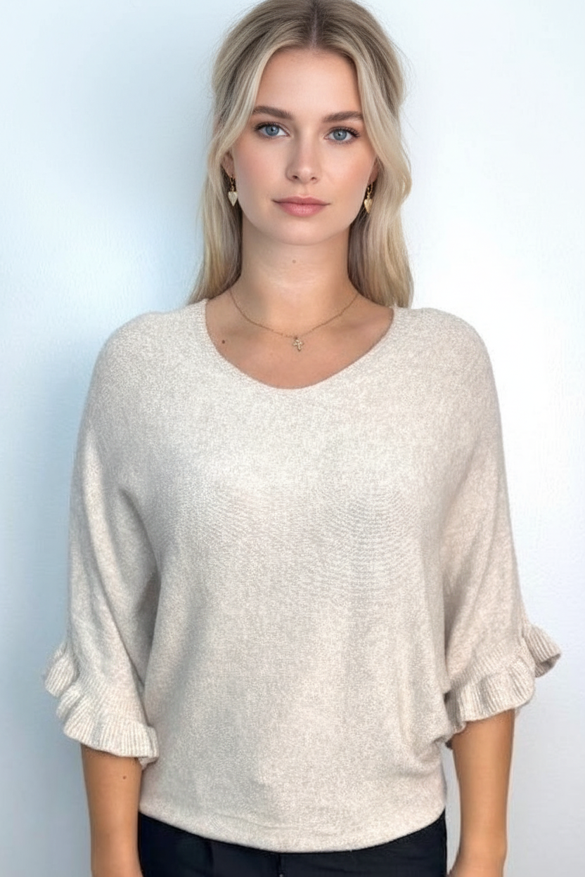 Studiobild beige tröja med modell