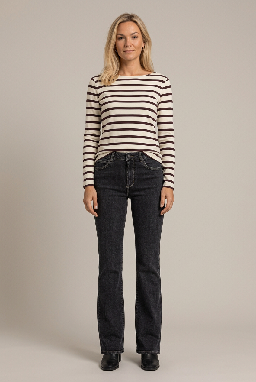 Studiobild framifrån med randig tröja och svarta jeans