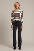 Studiobild framifrån med randig tröja och svarta jeans