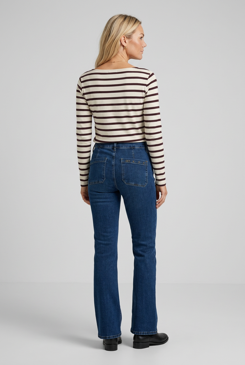 Studiobild med blå jeans bakifrån