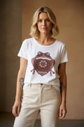 Vit T-shirt med groda modellbild